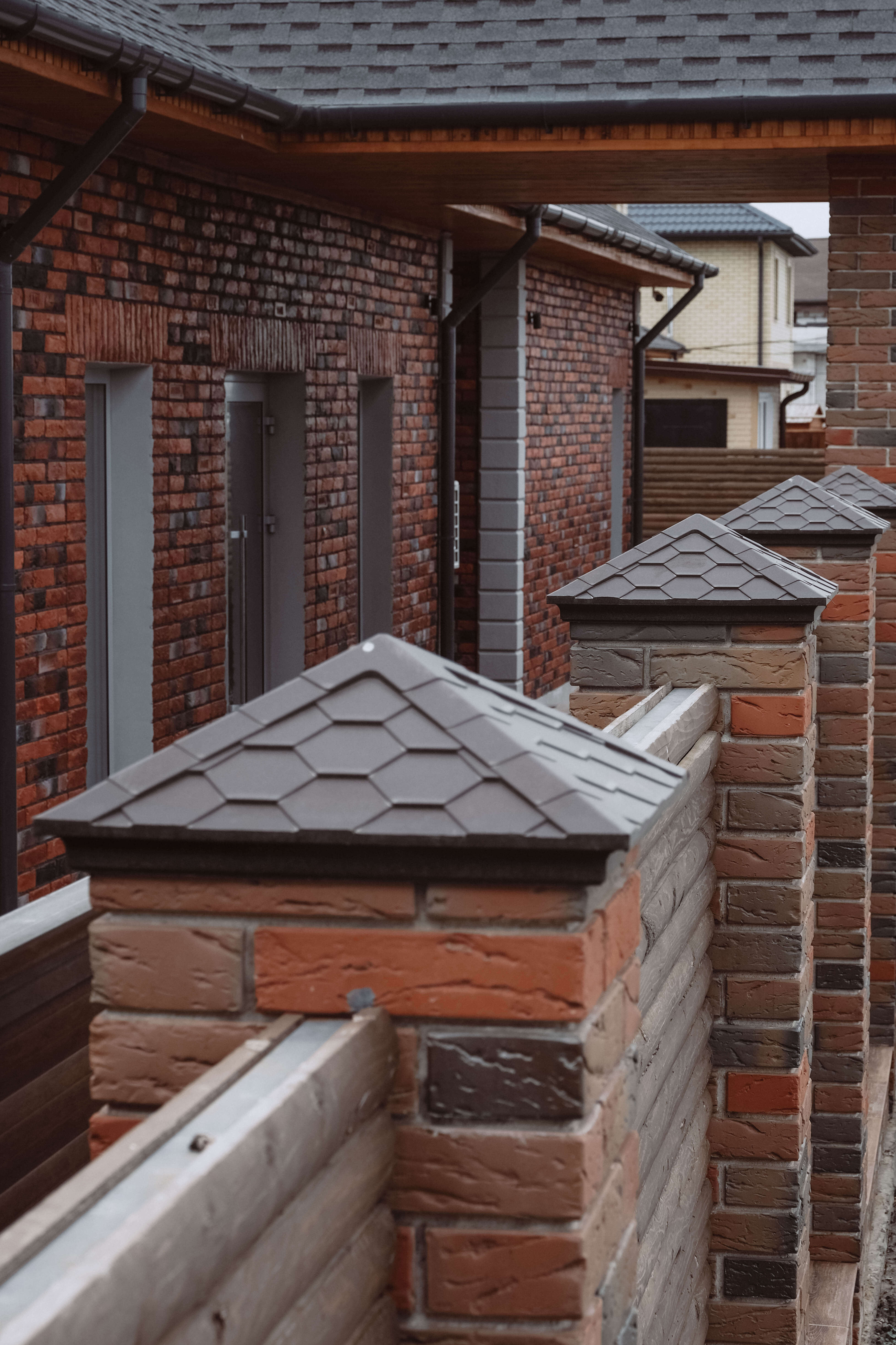 Колпак Zking Эверест Коричневый на столб 1.5х1.5 кирпича (390х390мм) в Октябрьском фото